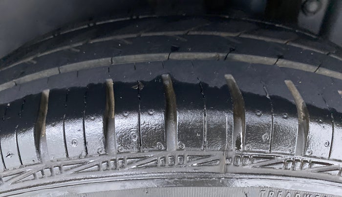 2014 Maruti Swift VXI D, Petrol, Manual, 63,114 km, Left Rear Tyre Tread