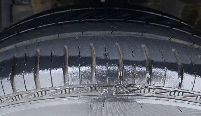 2014 Maruti Swift VXI D, Petrol, Manual, 63,114 km, Left Front Tyre Tread