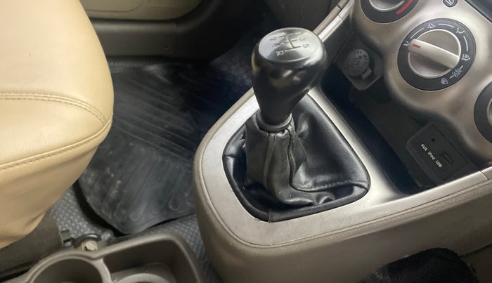 2015 Hyundai i10 SPORTZ 1.1 IRDE2, Petrol, Manual, 72,010 km, Gear lever - Boot cover slightly torn
