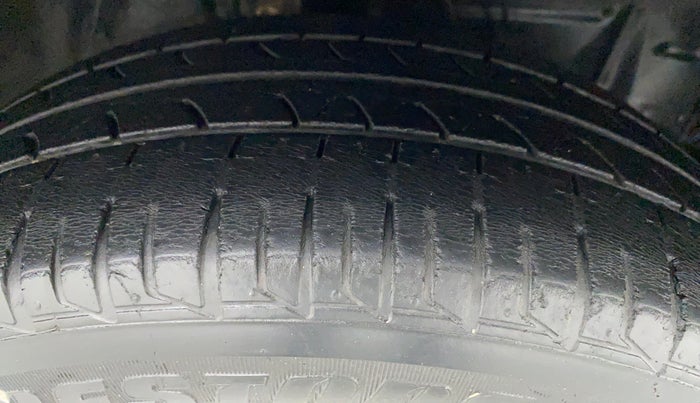 2015 Toyota Etios Liva V, Petrol, Manual, 56,536 km, Right Front Tyre Tread