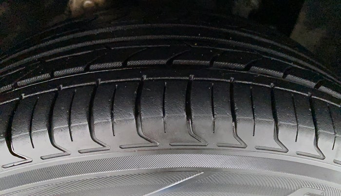 2019 Mahindra MARAZZO M8 7 STR, Diesel, Manual, 49,964 km, Right Front Tyre Tread