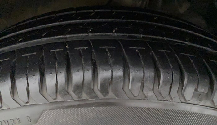 2019 Maruti Swift VXI D, Petrol, Manual, 17,040 km, Right Front Tyre Tread