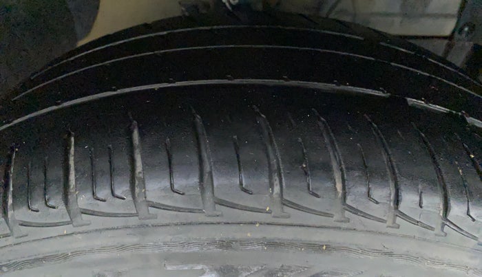 2018 Maruti Vitara Brezza LDI, Diesel, Manual, 1,21,929 km, Right Front Tyre Tread