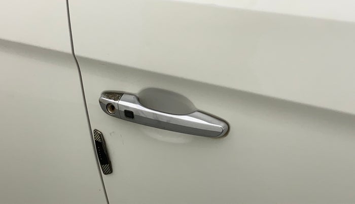 2016 Hyundai Creta SX PLUS 1.6 PETROL, Petrol, Manual, 45,050 km, Driver-side door - Chrome on handle has slight discoularation