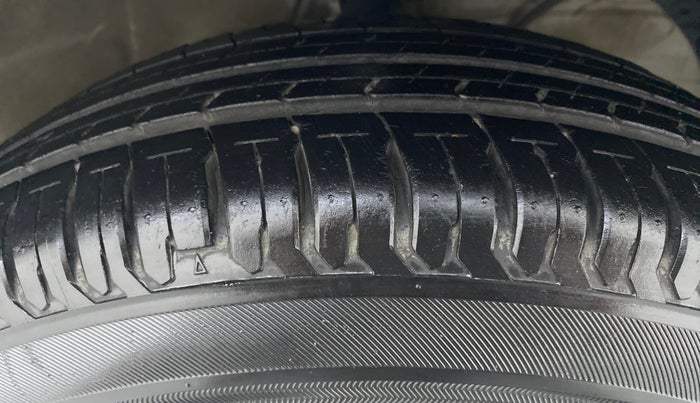 2017 Maruti Dzire VDI, Diesel, Manual, 51,281 km, Right Front Tyre Tread
