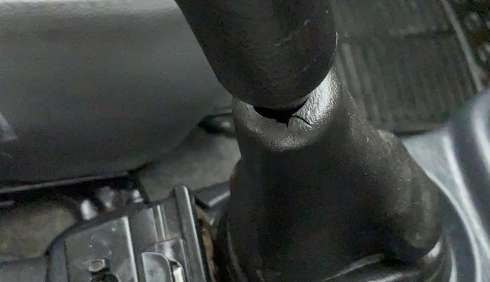 2010 Maruti Alto LXI, Petrol, Manual, 70,695 km, Gear lever - Boot cover slightly torn