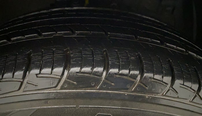 2015 Maruti Ertiga ZDI, Diesel, Manual, 80,269 km, Right Front Tyre Tread