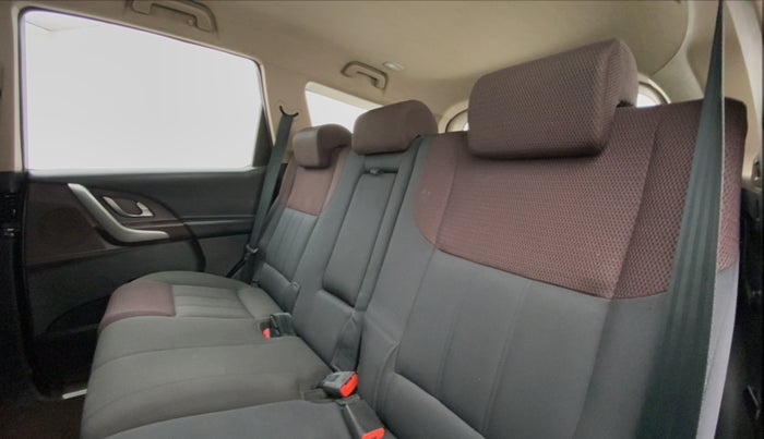 2014 Mahindra XUV500 W6 4X2, Diesel, Manual, 1,67,455 km, Right Side Rear Door Cabin