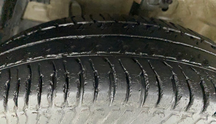 2014 Maruti Swift VXI, Petrol, Manual, 35,083 km, Left Front Tyre Tread