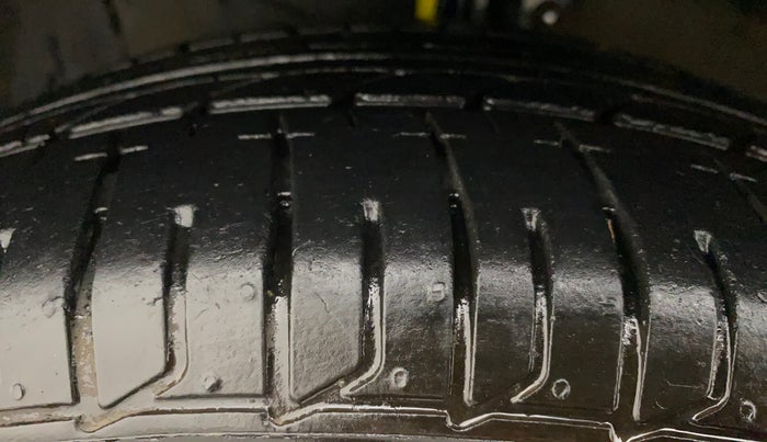 2016 Maruti Ertiga VXI CNG, CNG, Manual, 1,23,870 km, Left Front Tyre Tread