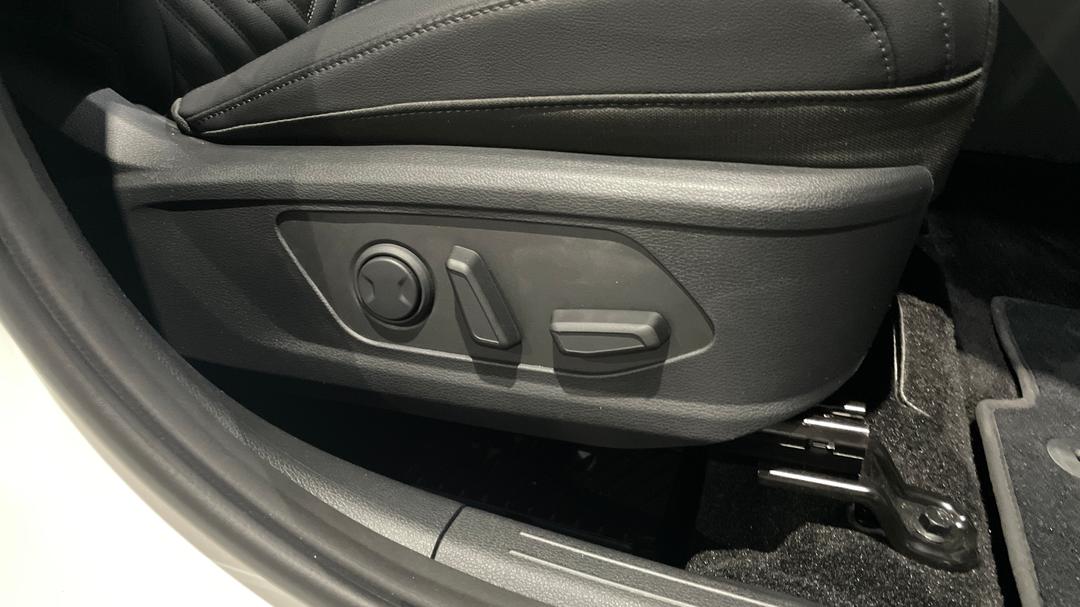 2025 Kia Sportage Gt-line Hev (AWD), Automatic, 3036 km, Drivers Side Adjustment Panel