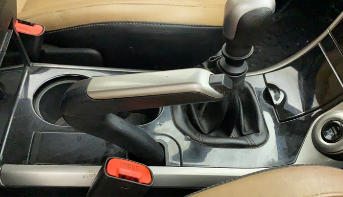 2019 Mahindra XUV500 W9, Diesel, Manual, 57,814 km, Gear lever - Hand brake lever cover torn