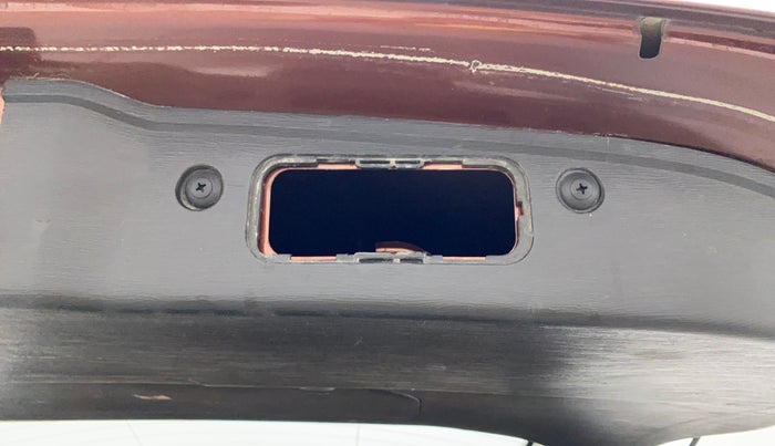 2019 Mahindra XUV500 W9, Diesel, Manual, 57,814 km, Dicky (Boot door) - Trim lock has minor damage