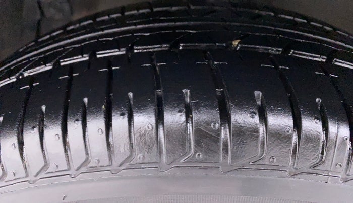 2016 Maruti Swift ZXI D, Petrol, Manual, 46,489 km, Left Front Tyre Tread