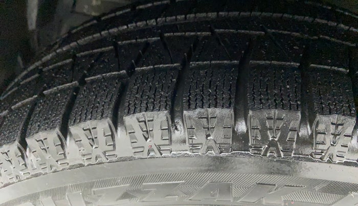 2015 Maruti Swift Dzire ZDI, Diesel, Manual, 1,07,296 km, Left Front Tyre Tread