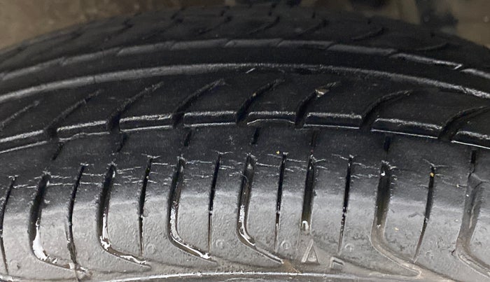 2016 Maruti Alto 800 LXI, Petrol, Manual, 24,456 km, Left Front Tyre Tread