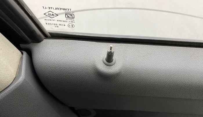 2014 Maruti Alto 800 LXI, Petrol, Manual, 70,145 km, Lock system - Door lock knob has minor damage