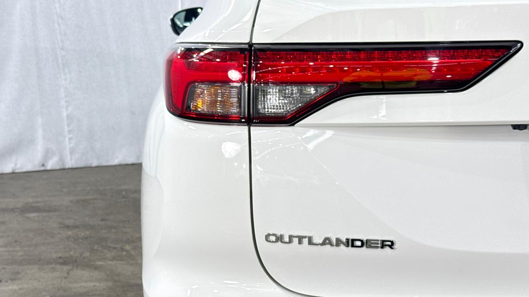 2024 Mitsubishi Outlander Es 5 Seat (2WD), Automatic, 23762 km, Badge (Boot Left Side)