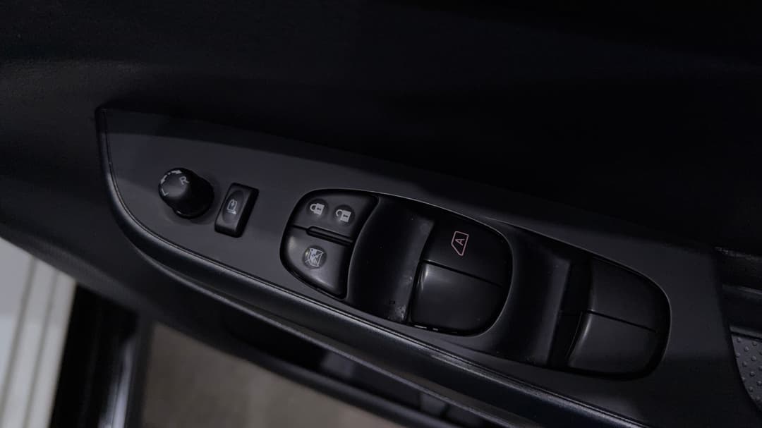 2024 Nissan Navara Pro-4x (4x4), Automatic, 23591 km, Drivers Side Door Panel Controls