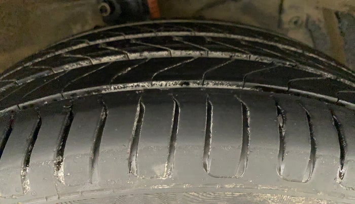2017 Maruti Ciaz ALPHA 1.4 PETROL, Petrol, Manual, 77,919 km, Right Front Tyre Tread