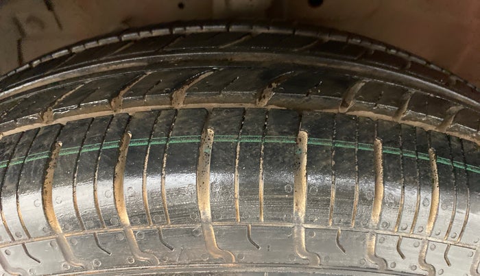 2015 Maruti Swift VXI, Petrol, Manual, 88,263 km, Left Front Tyre Tread