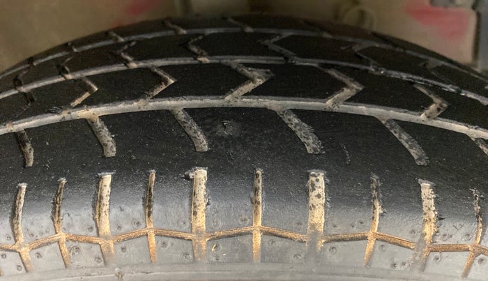 2015 Maruti Swift VXI, Petrol, Manual, 88,263 km, Right Front Tyre Tread