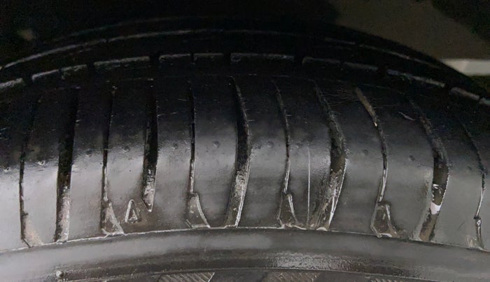 2012 Skoda Rapid ELEGANCE 1.6 MPFI MT, Petrol, Manual, 79,083 km, Left Rear Tyre Tread