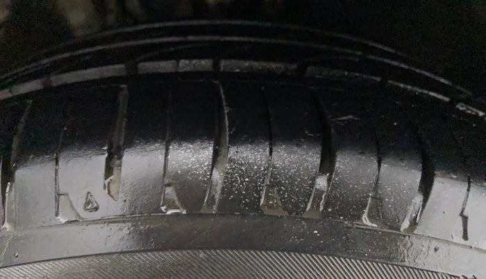 2012 Skoda Rapid ELEGANCE 1.6 MPFI MT, Petrol, Manual, 79,083 km, Right Front Tyre Tread