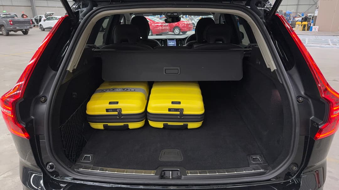 2022 Volvo XC60 B5 Inscription Mhev, Automatic, 42574 km, Boot Inside View with Luggage