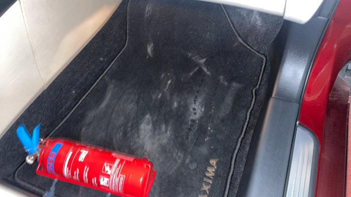 NISSAN MAXIMA-Flooring Front RHS Stain