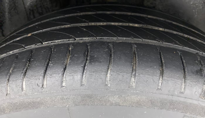 2014 Skoda Rapid ELEGANCE 1.6 TDI MT, Diesel, Manual, 84,401 km, Right Rear Tyre Tread