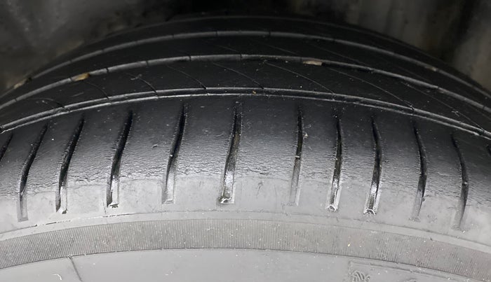 2014 Skoda Rapid ELEGANCE 1.6 TDI MT, Diesel, Manual, 84,401 km, Left Rear Tyre Tread