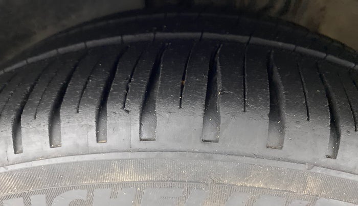 2014 Skoda Rapid ELEGANCE 1.6 TDI MT, Diesel, Manual, 84,401 km, Left Front Tyre Tread