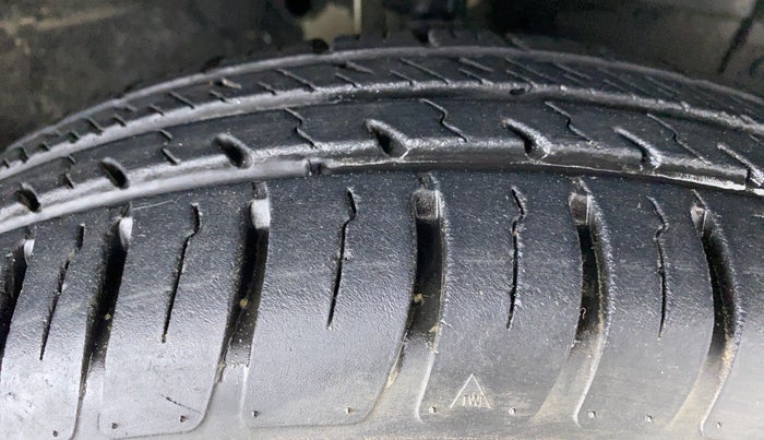 2013 Maruti Swift LXI D, Petrol, Manual, 53,719 km, Right Front Tyre Tread
