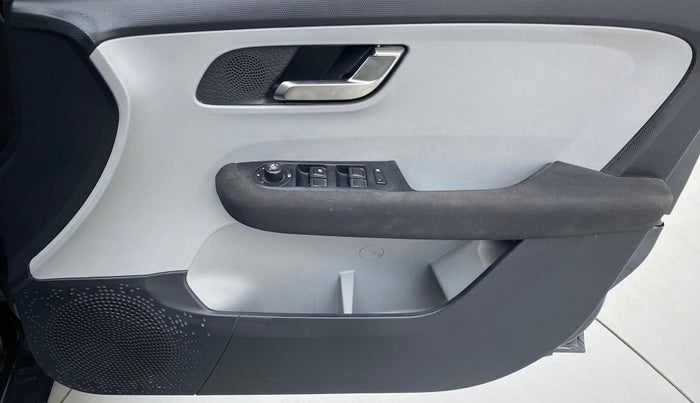 2020 Tata ALTROZ XZ 1.2, Petrol, Manual, 32,957 km, Driver Side Door Panels Control