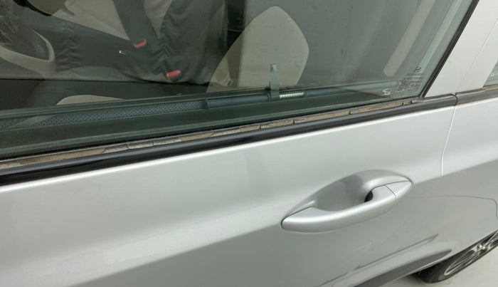 2017 Hyundai Grand i10 SPORTZ (O) AT 1.2 KAPPA VTVT, Petrol, Automatic, 72,376 km, Front passenger door - Weather strip has minor damage