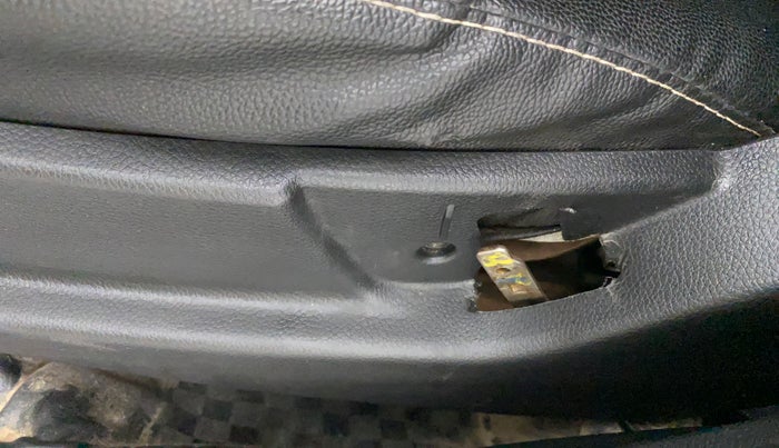 2017 Hyundai Eon MAGNA +, Petrol, Manual, 50,472 km, Front left seat (passenger seat) - Folding lever cover has minor damage