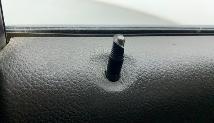 2017 Hyundai Eon MAGNA +, Petrol, Manual, 50,472 km, Lock system - Door lock knob has minor damage