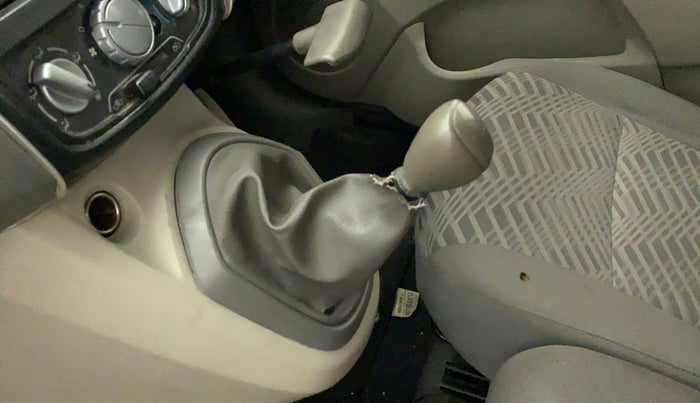 2016 Datsun Go A, Petrol, Manual, 31,330 km, Gear lever - Boot cover slightly torn