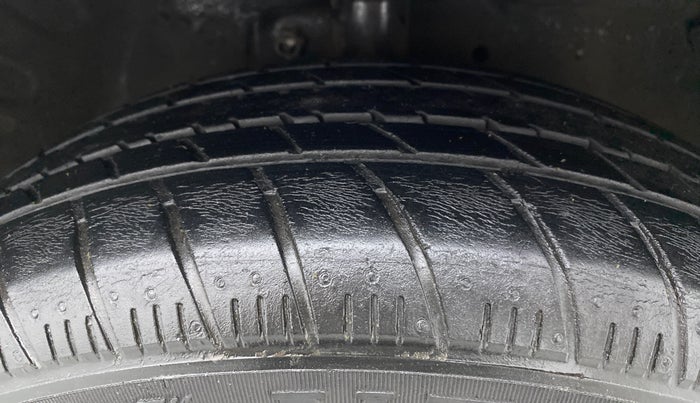 2017 Maruti Celerio VXI, CNG, Manual, 84,901 km, Right Front Tyre Tread
