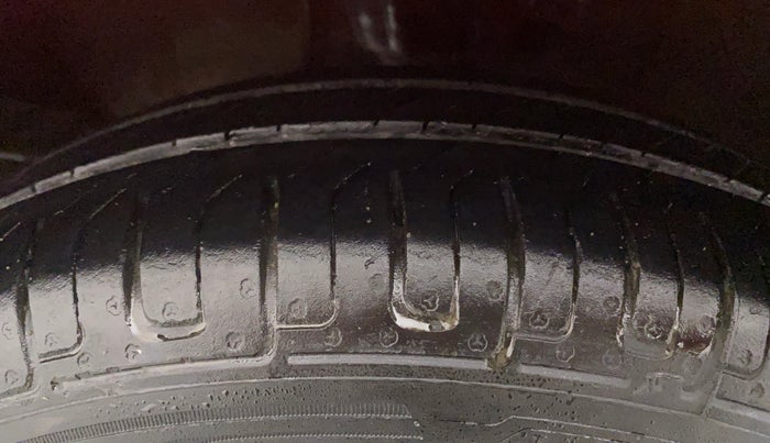 2013 Hyundai i10 MAGNA 1.1, CNG, Manual, 67,521 km, Left Front Tyre Tread