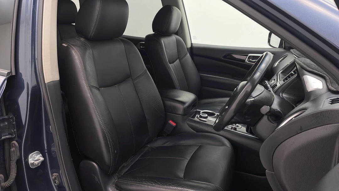 2014 Nissan Pathfinder St-l (4x4), Automatic, 98672 km, Right Side Front Door Cabin View