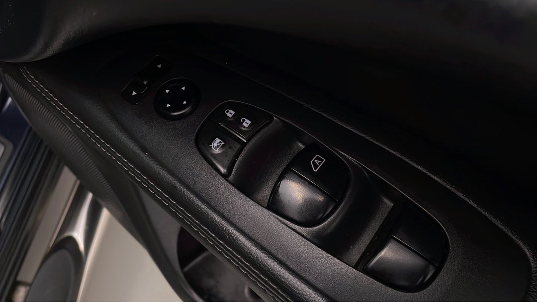 2014 Nissan Pathfinder St-l (4x4), Automatic, 98672 km, Drivers Side Door Panel Controls