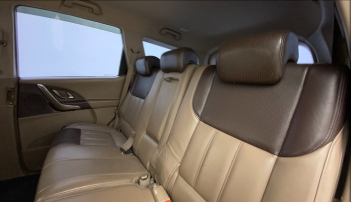 2014 Mahindra XUV500 W8 FWD, Diesel, Manual, 92,443 km, Right Side Rear Door Cabin