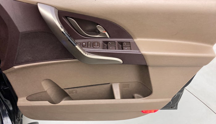2014 Mahindra XUV500 W8 FWD, Diesel, Manual, 92,443 km, Driver Side Door Panels Control