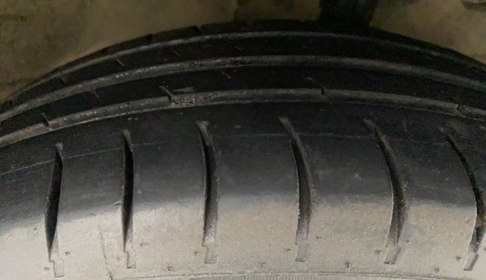 2012 Maruti Ritz VXI, Petrol, Manual, 82,558 km, Right Front Tyre Tread