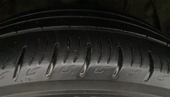 2021 Mahindra XUV 3OO W8 (O) 1.5 DIESEL, Diesel, Manual, 48,753 km, Right Front Tyre Tread
