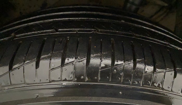 2016 Maruti Vitara Brezza ZDI PLUS DUAL TONE, Diesel, Manual, 1,00,184 km, Right Rear Tyre Tread