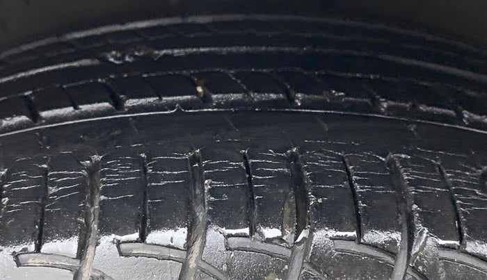 2015 Maruti Ertiga VXI, Petrol, Manual, 30,475 km, Left Front Tyre Tread