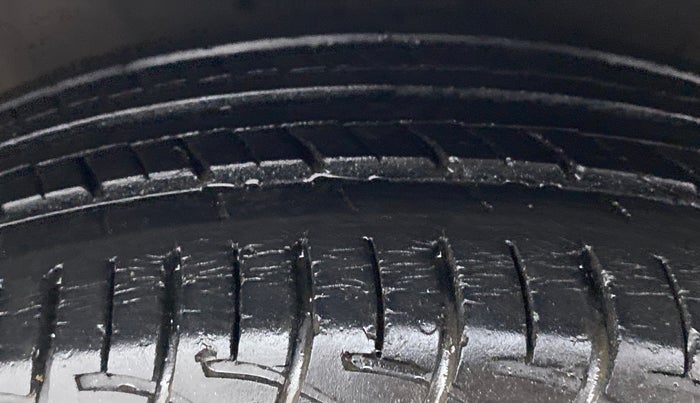 2015 Maruti Ertiga VXI, Petrol, Manual, 30,475 km, Right Front Tyre Tread